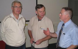 Björn Körlof, Hans Granqvist och Tomas Selling diskuterar behovet av Försvarets folkförankring. Foto: Ulf Hammarlund